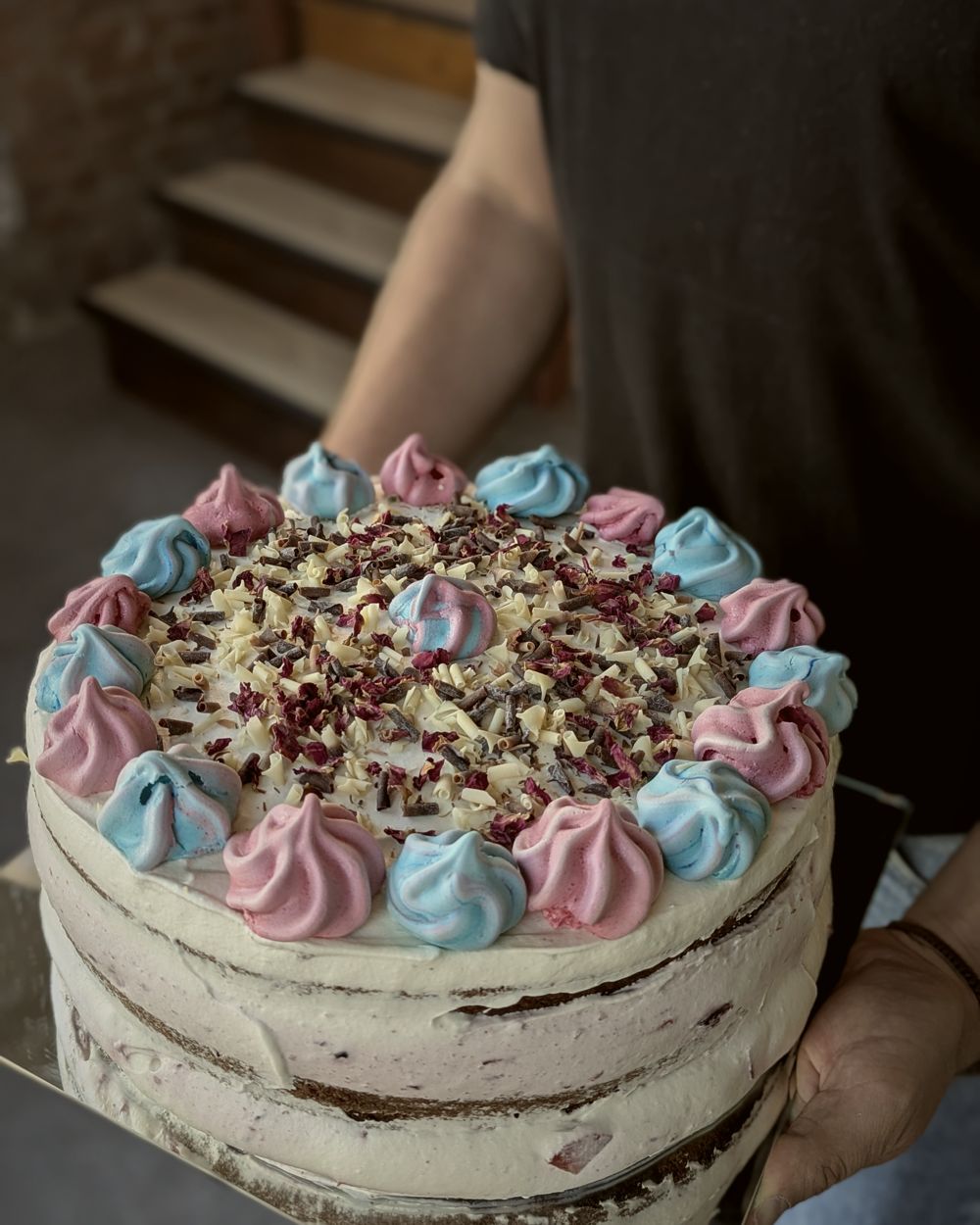 Tort z kolorowymi bezami